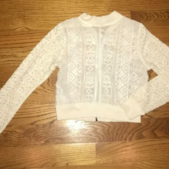 New Hollister top  - Picture 3 of 7